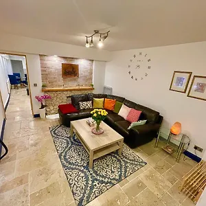 2 Bedroom Center Gloucester