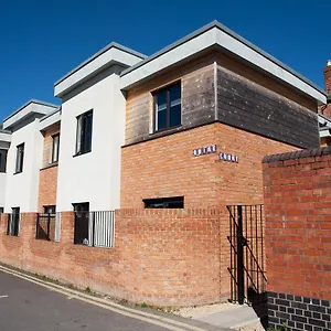 https://quire-court-apartment.tophotelsbath.com